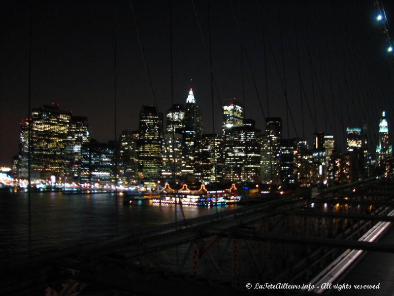 Manhattan vu du pont de Brooklyn la nuit