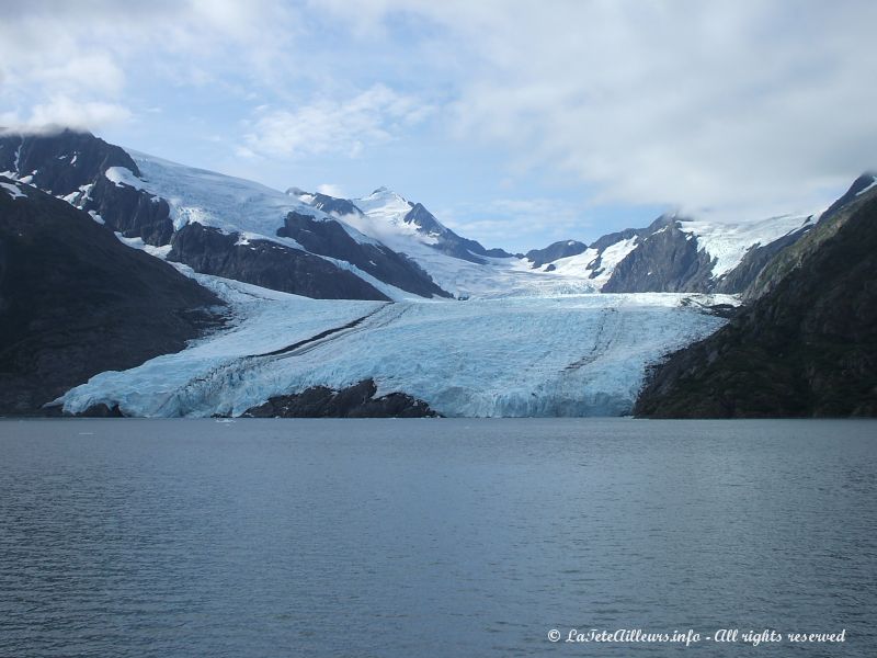 On se rapproche doucement du Portage Glacier en bateau
