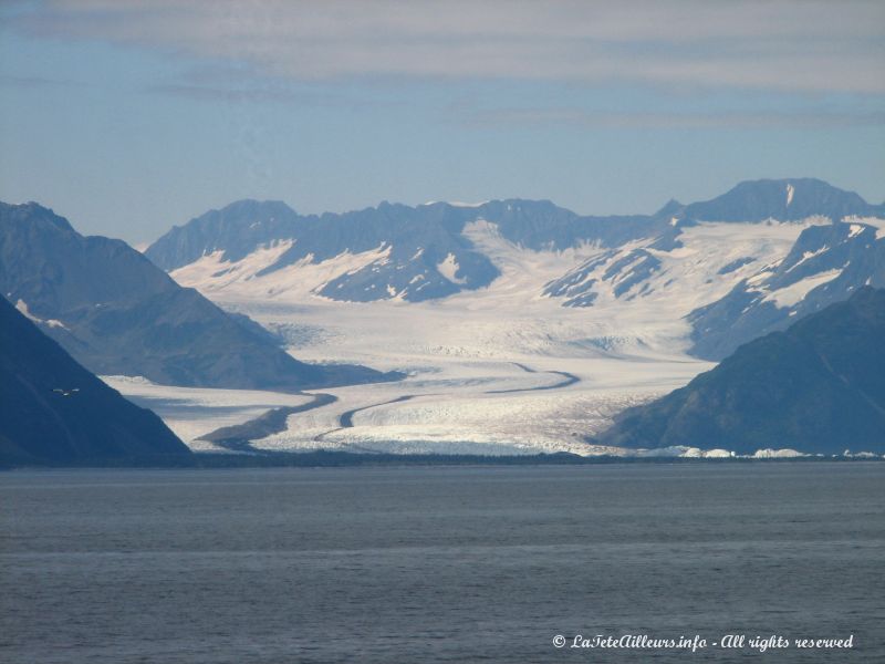 De loin, une glacier semble couler de l'Harding Icefield
