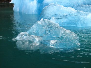 Certains icebergs ressemblent a de gros glacons bleutes !