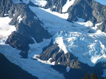 Petit zoom sur un glacier en attendant de pouvoir passer par le tunnel de Whittier