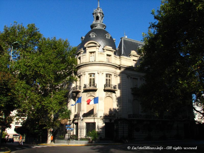 L'ambassade de France, le seul bâtiment de la rue à avoir survécu à la percée de l'avenue du 9 Juillet