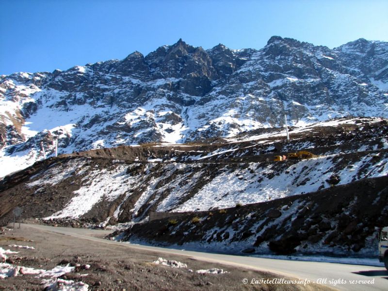 Les Andes enneigées séparent le Chili de l'Argentine