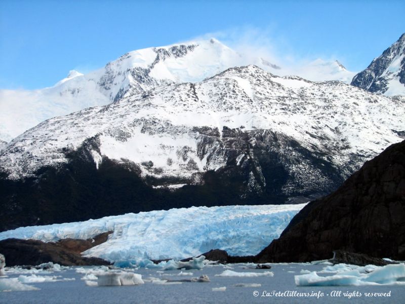 Le glacier Onelli s'étend jusqu'au lac