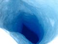 Les nuances de bleu sont bien visibles dans les crevasses