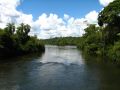 Le rio Iguazu, encore trÃ¨s calme avant les chutes, forme de nombreuses Ã®les entre ses canaux
