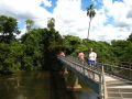 Une passerelle au dessus du Rio Iguazu mÃ¨ne ensuite jusqu'aux Gorges du Diable