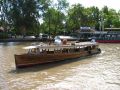 Ces bateaux en bois remplacent avantageusement les bus dans les canaux