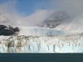 Le glacier dévale les montagnes en une course qui se finit dans le lac Argentino