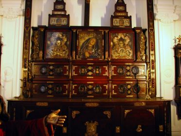 A l'église à côté du cimetière, un meuble offert par la Couronne d'Espagne contient les restes de trois Saints