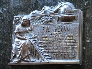 De nombreuses personnes viennent poser des fleurs et des plaques sur le tombeau familial