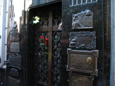 Mais la tombe la plus visit&eacute;e est sans aucun doute celle d'Eva Peron, la c&eacute;l&egrave;bre Evita
