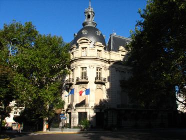 L'ambassade de France, le seul bâtiment de la rue à avoir survécu à la percée de l'avenue du 9 Juillet