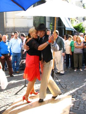 Une petite d&eacute;monstration de tango sur la place Dorrego