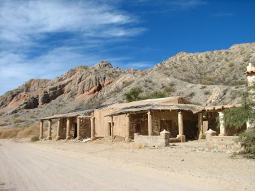 Maison en terre tr&egrave;s isol&eacute;e