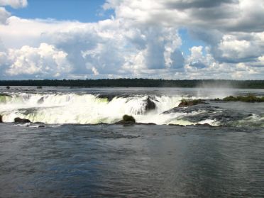 Depuis le rio Iguazu sup&eacute;rieur, on a encore du mal &agrave; imaginer ce qui nous attend