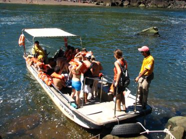 Un petit bateau m&egrave;ne les visiteurs sur l'&icirc;le San Martin