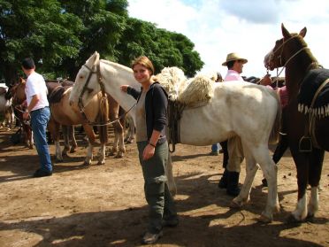Non, plutôt à cheval...