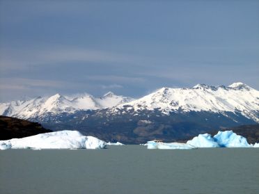 Quelques icebergs presque aussi gros que le bateau...