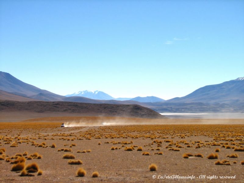 4x4 solitaire au milieu des déserts boliviens...