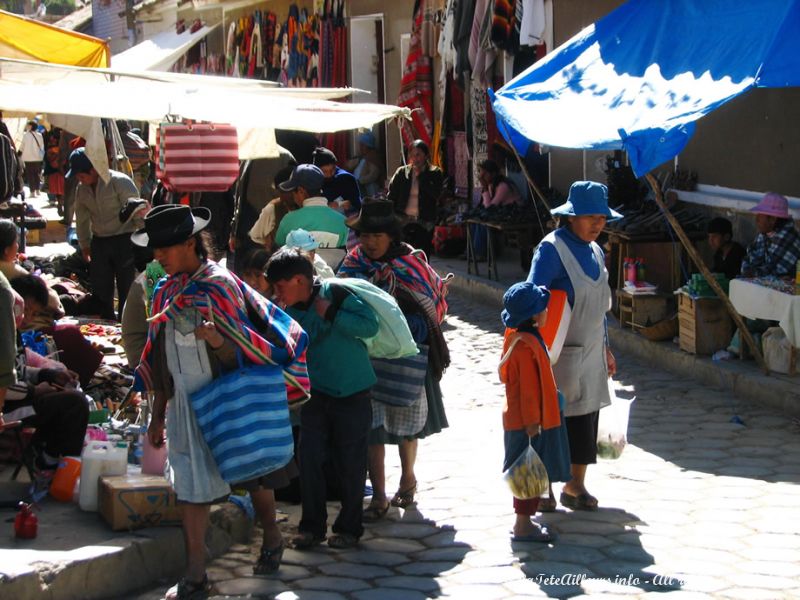 A l'occasion du marché du dimanche, les indiens arrivent nombreux des villages environnants