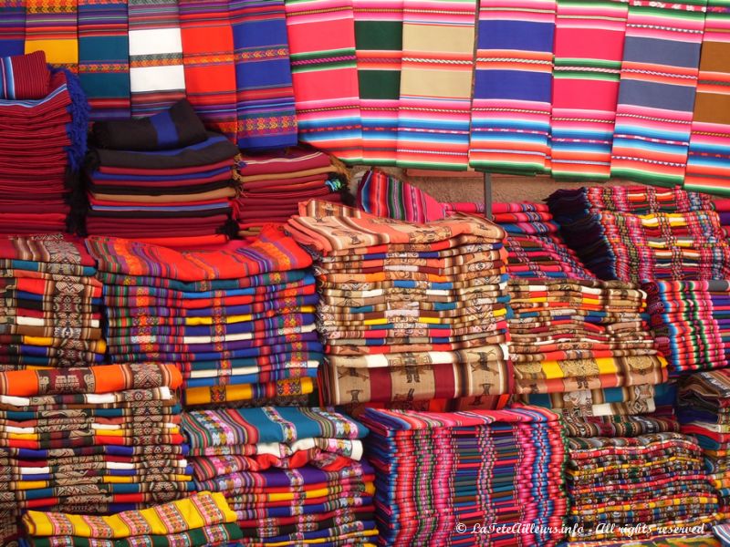 Tissus colorés au marché de Tarabuco