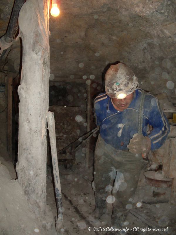 Les mineurs travaillent ici dans des conditions abominables, l'air étant très difficilement respirable