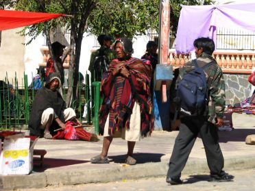 Chapeaux et habits traditionnels des Indiens Yampara