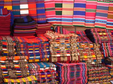 Tissus colorés au marché de Tarabuco