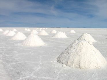 Les mineurs entassent le sel en miliers de pyramides