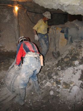 Ils travaillent encore &agrave; la pelle, la pioche et la dynamite