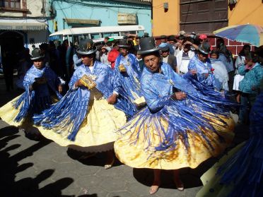 Danses traditionnelles dans les rues de Potosi