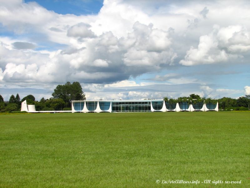 Oeuvre de Niemeyer, ses colonnades blanches sont le symbole de Brasilia