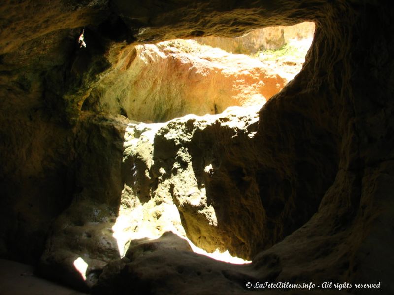 Petite pause à une grotte creusée par la mer et une source d'eau douce à Praia das Fontes