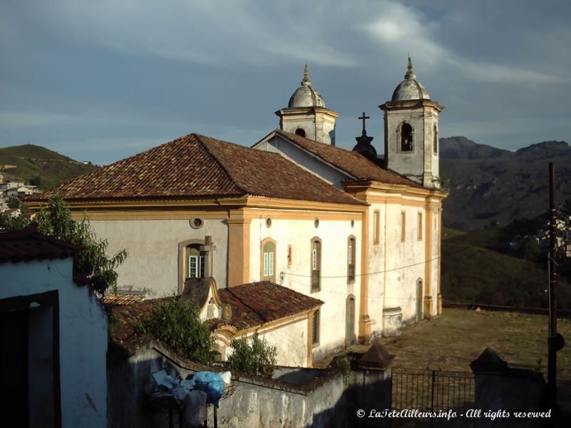 L'église Nossa Senhora das Mercês e Perdões fait face à la montagne