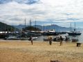 La plage d'Abraão et ses nombreux bateaux à touristes