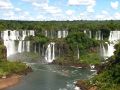 Depuis le Brésil, on a une belle vue d'ensemble des chutes, presque toutes situées en Argentine