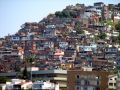 Les favelas s'étendent sur les collines de la ville, en hauteur