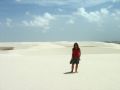 Rebecca prend la pause devant cette superbe Ã©tendue de dunes de sable blancs