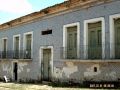 Vestiges des Portugais, de nombreuses maisons arborent encore de beaux azulejos sur leur faÃ§ade