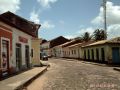Une rue du village, bordÃ©e de petites maisons aux toÃ®ts de tuiles rouges