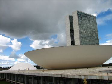 Les bâtiments législatifs avec, collés l'un à l'autre, le Sénat et la Chambre des députés