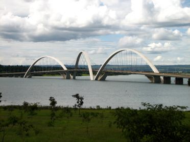 Le pont JK enjambe le lac en son centre