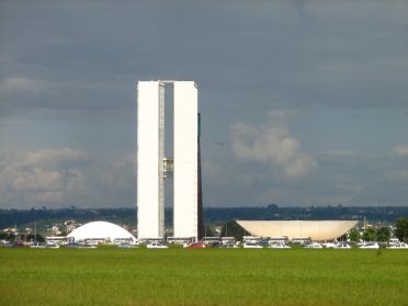 Depuis l'esplanade, belle vue sur les bâtiments législatifs et ses deux bols symbolisant le Sénat à gauche et la Chambre des députés à droite