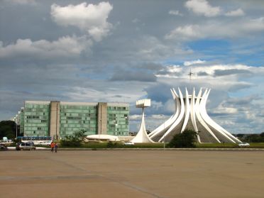 Juste à côté des ministères, la cathédrale de Brasilia