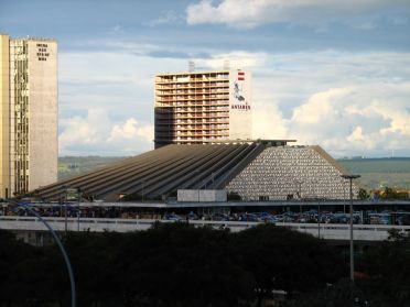 Le th&eacute;atre national, dont la forme est inspir&eacute;e d'une pyramide azt&egrave;que