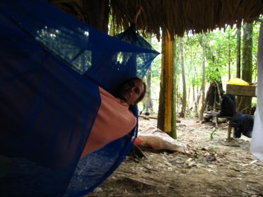 R&eacute;veil difficile apr&egrave;s une courte nuit dans les hamacs