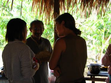 Rebecca discute de la recette de la soupe de tortue avec le p&egrave;re de famille