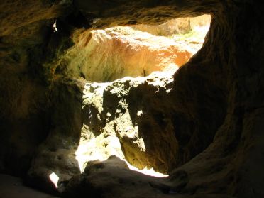 Petite pause &agrave; une grotte creus&eacute;e par la mer et une source d'eau douce &agrave; Praia das Fontes
