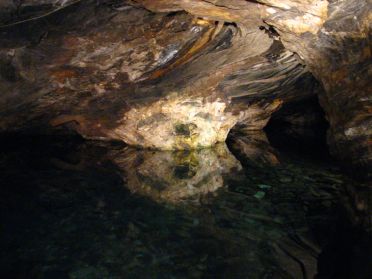 Une bonne partie des galeries sont innond&eacute;es et ont cr&eacute;&eacute; un r&eacute;seau de lac souterrain o&ugrave; l'on peut plonger